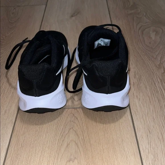 NWT - Nike Revolution 8.5 Wide Black and White Running Shoes - Picture 4 of 12